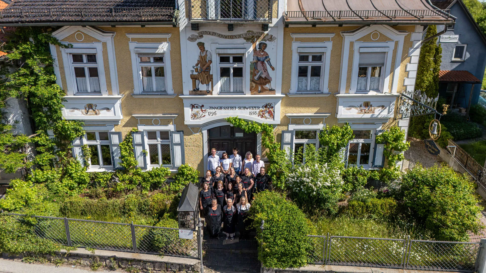 Das historische Manufakturgebäude der Wilhelm Schweizer Zinnmanufaktur in Dießen am Ammersee, gegründet 1796