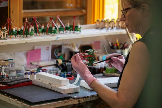 Handbemalung einer Zinnfigur in der Werkstatt