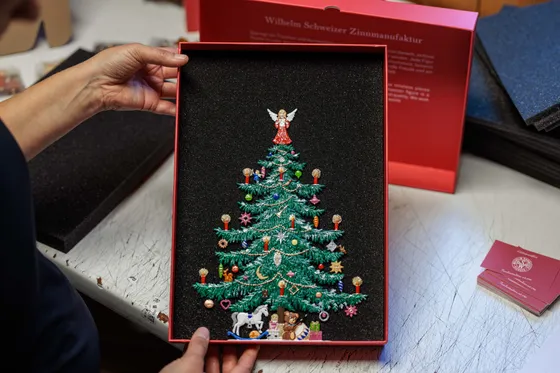 Aufgeklappte Präsentationsbox mit handbemaltem Zinn-Weihnachtsbaum der Wilhelm Schweizer Zinnmanufaktur
