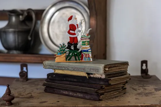 Handbemalte Zinnfigur der Wilhelm Schweizer Zinnmanufaktur — Nikolaus an einem alten Ofen